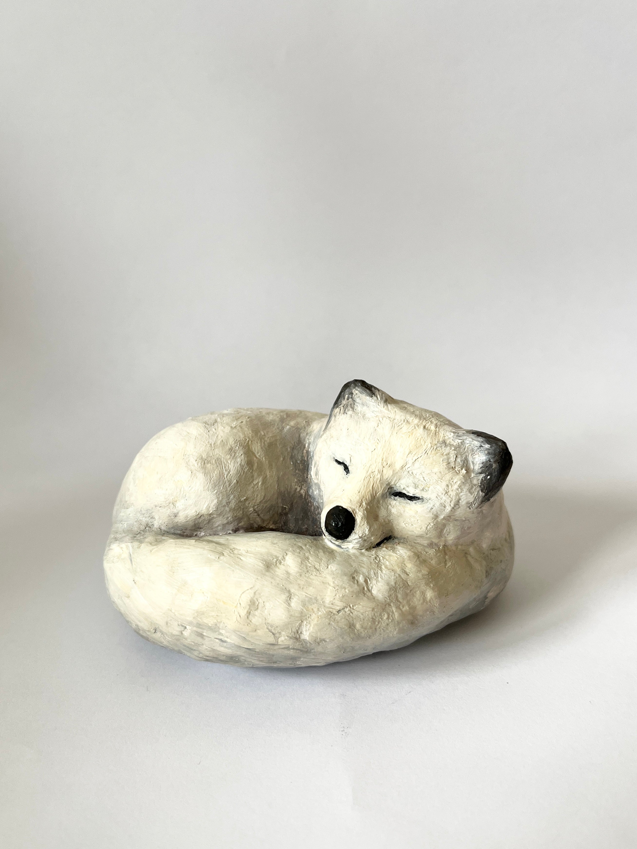 Fjällräv i vinterpäls - papier maché
