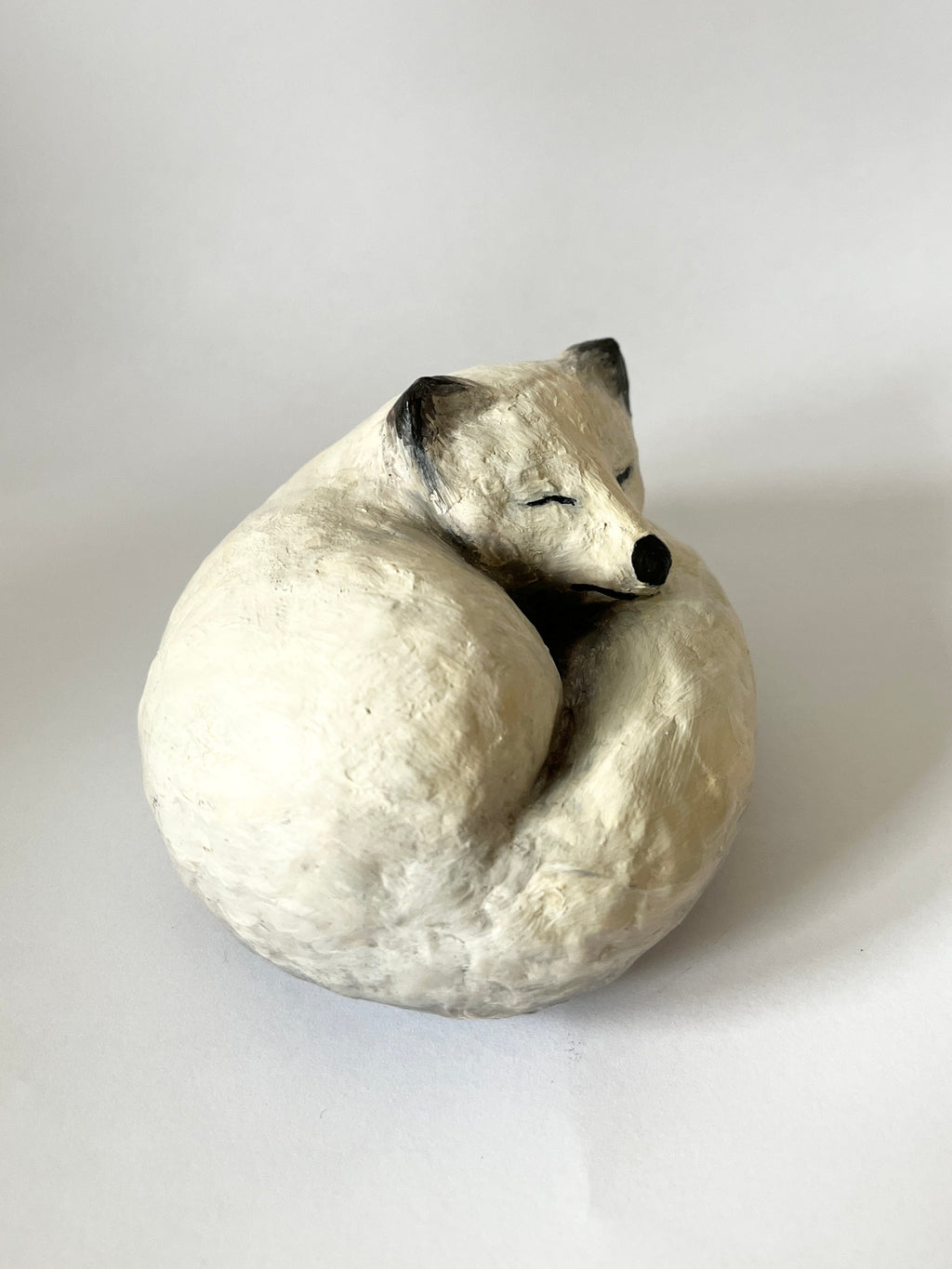Fjällräv i vinterpäls - papier maché